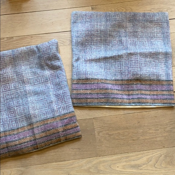 Two matching pillow covers - Picture 3 of 4